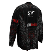 Iron Omen Motorrad Jersey von ST‑APEX: dunkles Ton-in-Ton-Design, lockere Passform und funktionales Material für einen kompromisslosen Auftritt.