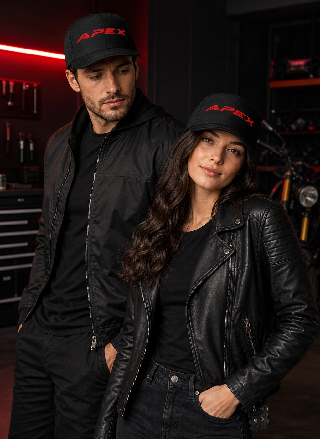 T‑APEX 5‑Panel Cap in Schwarz auf männlichem Model im Motorradstudio